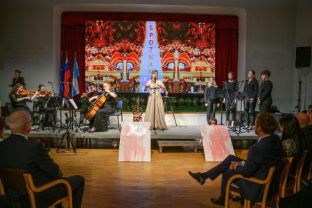 Deklica s piščalko-47